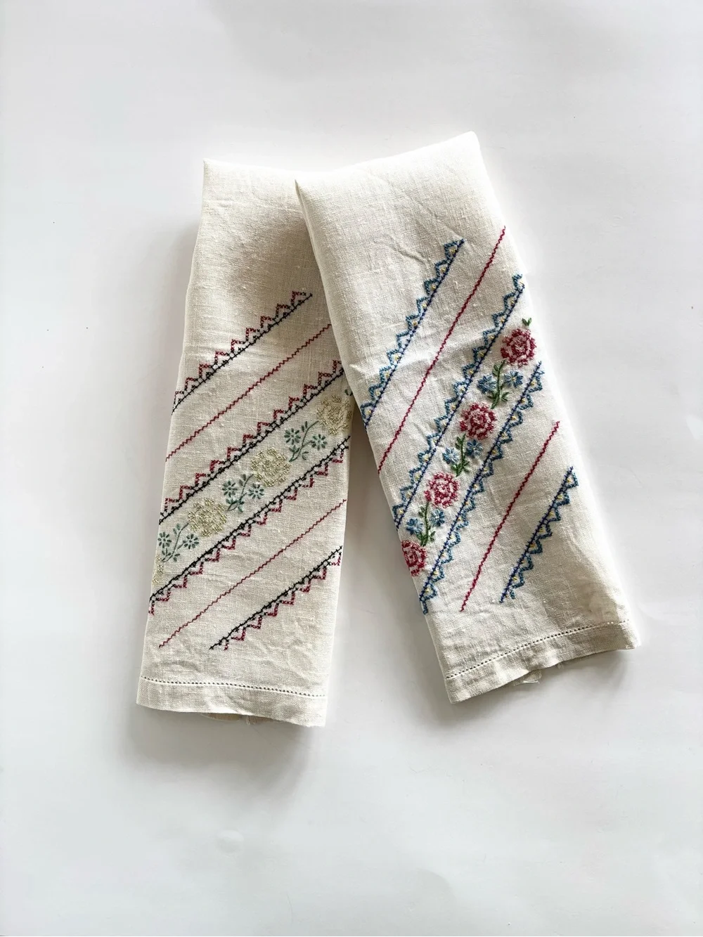 Vintage Linen Cross Stitched Guest Towels Fingertip Towels Tea  Towels Pair